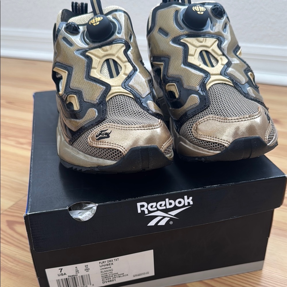 Reebok fury DMX Gold and Black Sneakers Chunky Athletic size 7 new